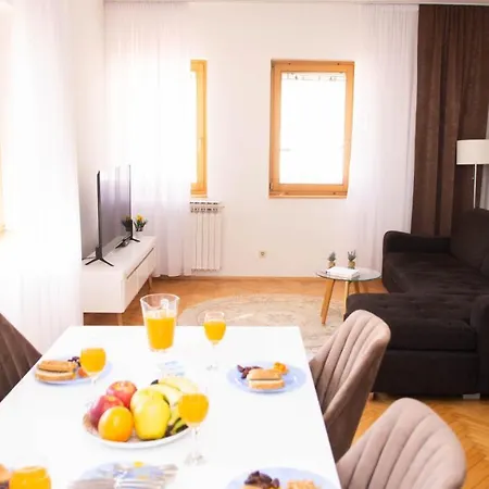 Engadin's Old Town Units - Free Parking Apartman
