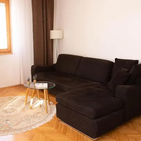Engadin Apartments - Free Parking דירה
