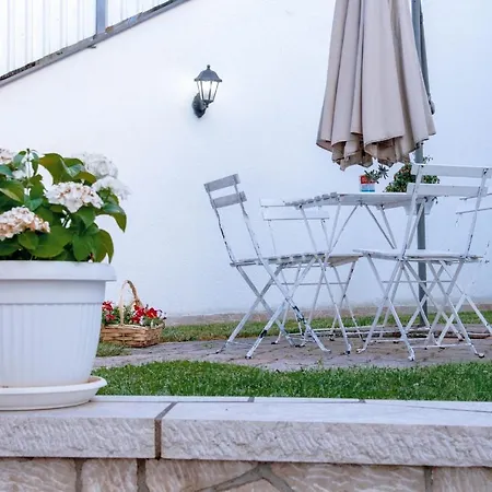 Beautiful Duplex In Heart Of Old Town - Free Parking Apartment *
