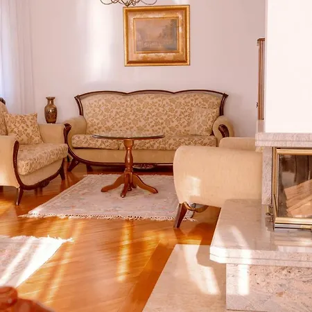 Engadin's Old Town Units - Free Parking Apartman *