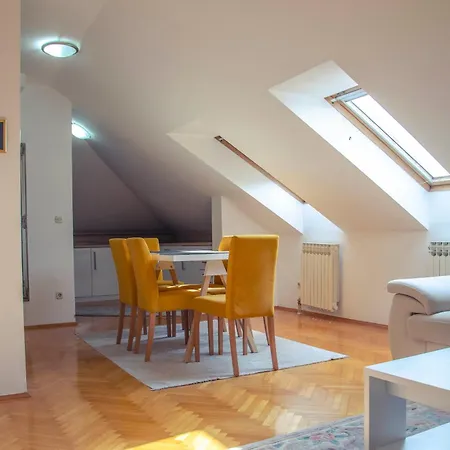 Engadin's Old Town Units - Free Parking Apartment