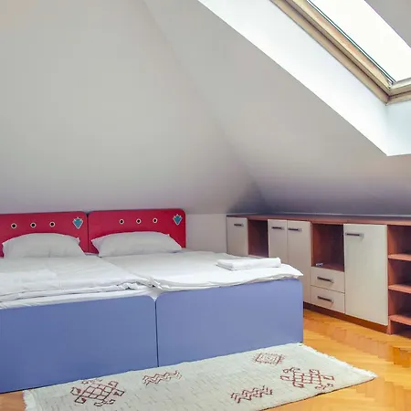 Engadin's Old Town Units - Free Parking Apartment