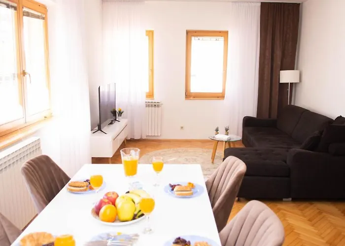 Engadin's Old Town Units - Free Parking Apartment