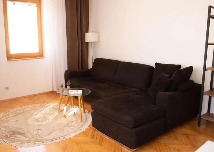Engadin's Old Town Units - Free Parking Apartment