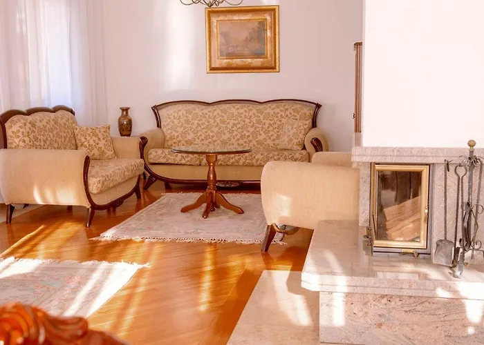 Engadin's Old Town Units - Free Parking Apartment *