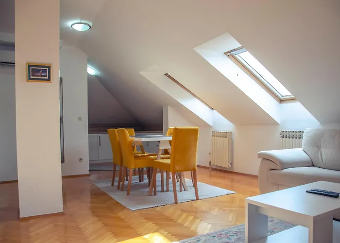 Engadin's Old Town Units - Free Parking Apartment