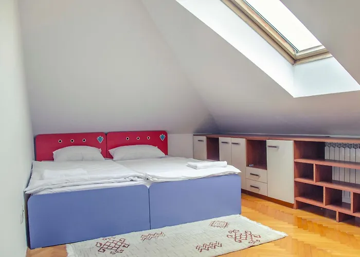 Engadin's Old Town Units - Free Parking Apartment